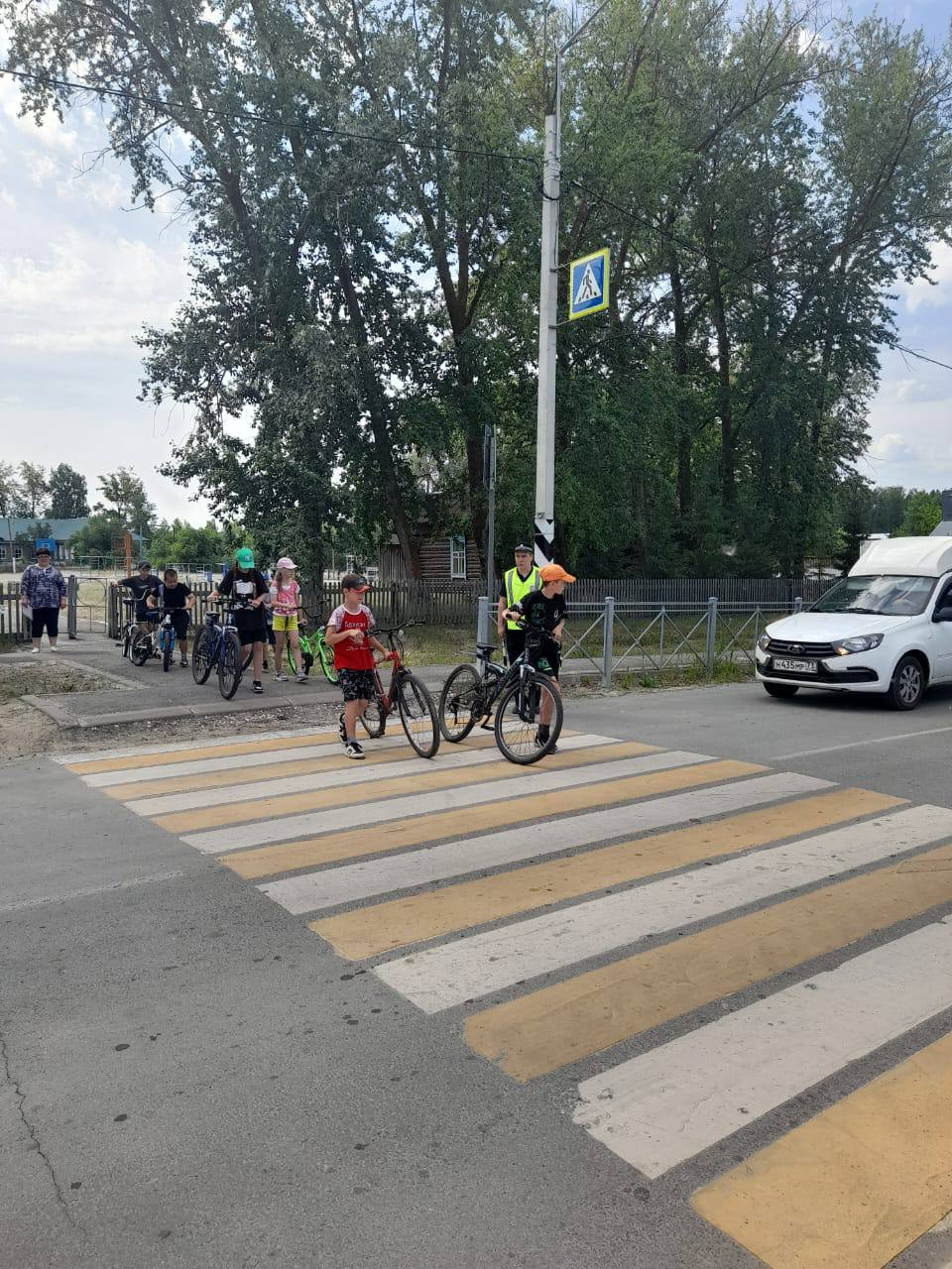Спешься перед пешеходным переходом.