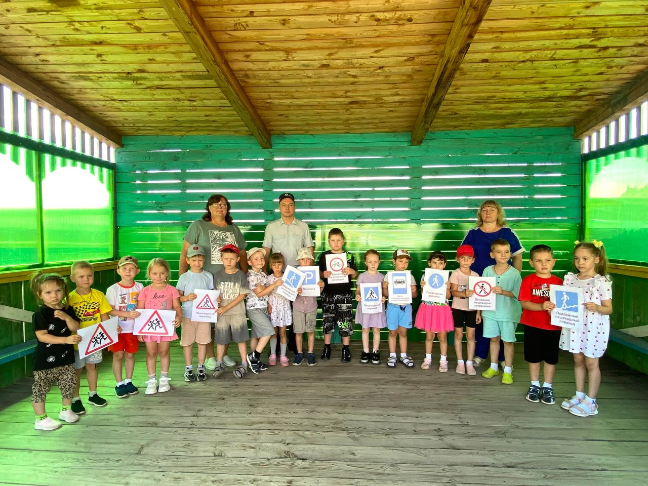 30 июня на транспортной площадке детского сада юные пешеходы изучили правила дорожной безопасности и разобрали «дорожные ловушки».