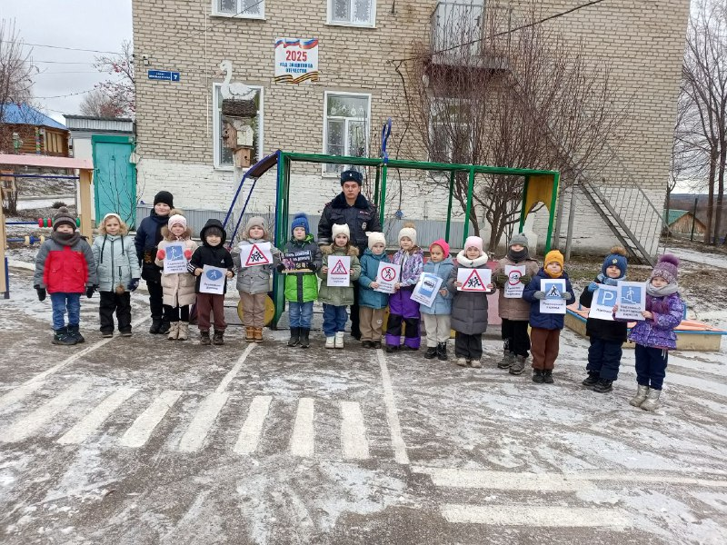 10 декабря на транспортной площадке детского сада юные пешеходы изучили правила дорожной безопасности и разобрали «дорожные ловушки».