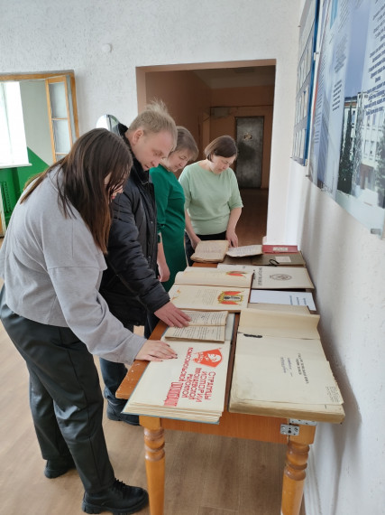 В рамках 6 архивного фестиваля в фойе администрации района прошла  фотодокументальная выставка «Архивные документы рассказывают»..